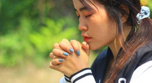 mulher oriental orando e meditando sobre O Que Nos Impede De Crescer Espiritualmente