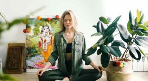 mulher em posição de lótus aprendendo Como Meditar Espiritualmente