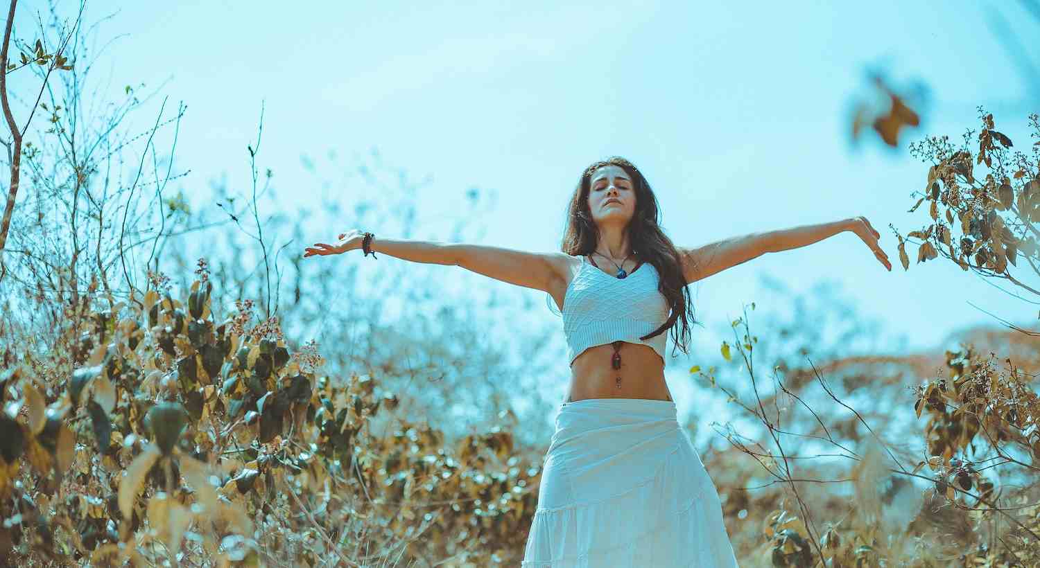 O Que é Espiritualidade através do olhar de uma mulher em pé na natureza meditando