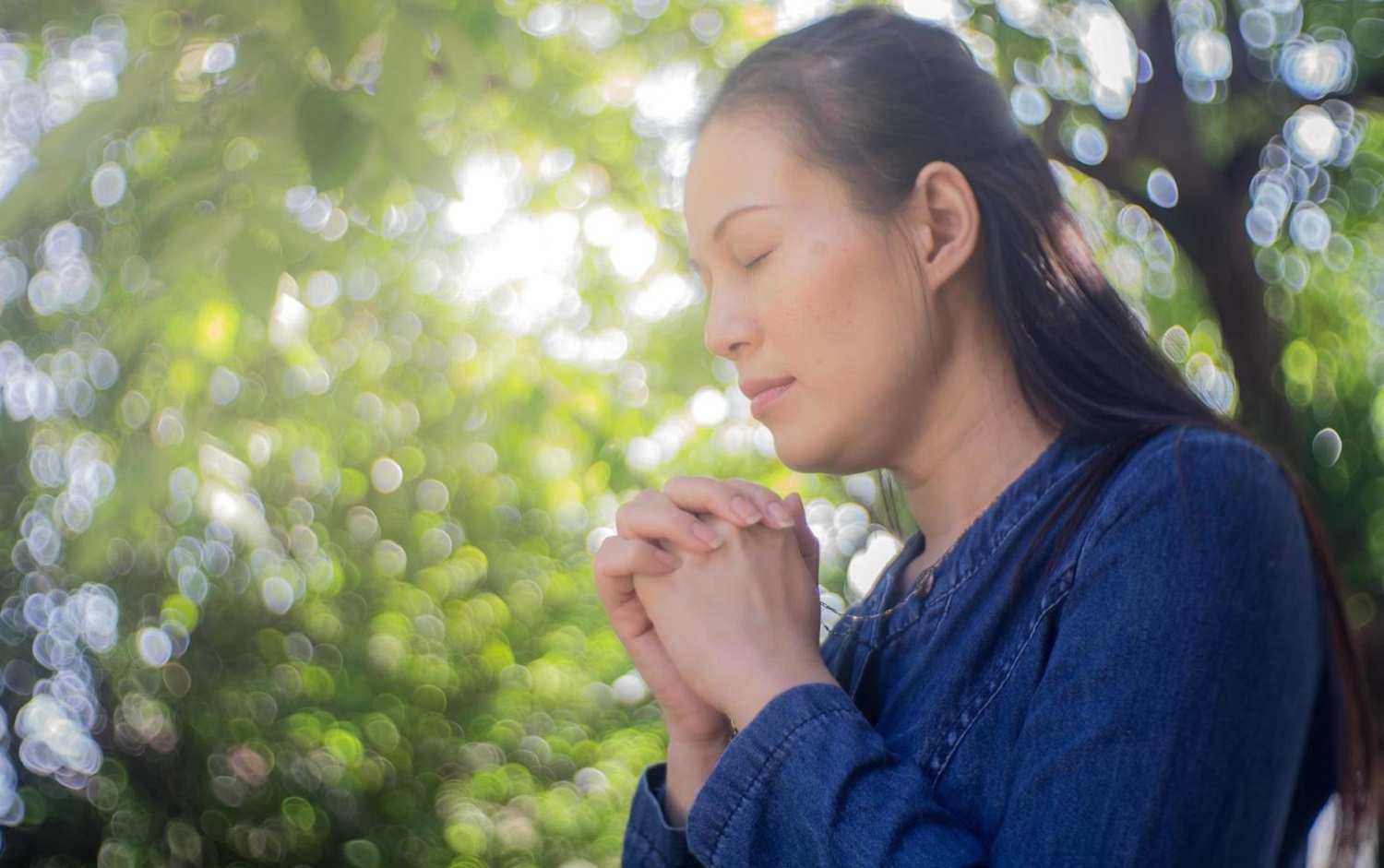 mulher orando em meio a natureza a Oração Anjo da Guarda da Pessoa Amada