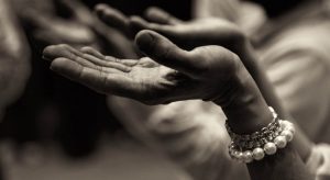close das mãos de uma fiel crente na igreja mostrando Como o Espírito Santo se Manifesta nas Pessoas