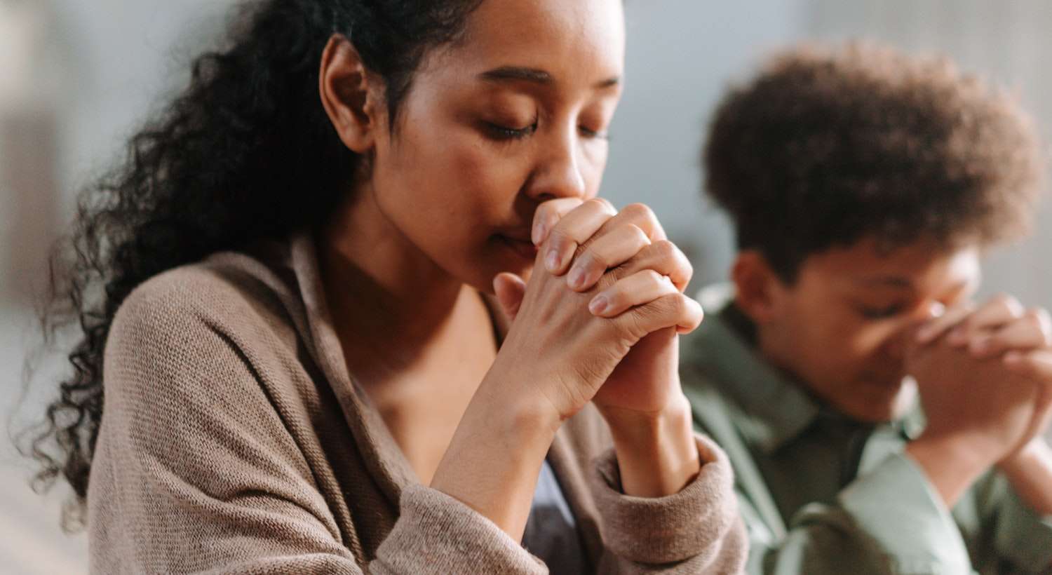 duas mulheres orando e refletindo sobre Como Se Aproximar de Deus 