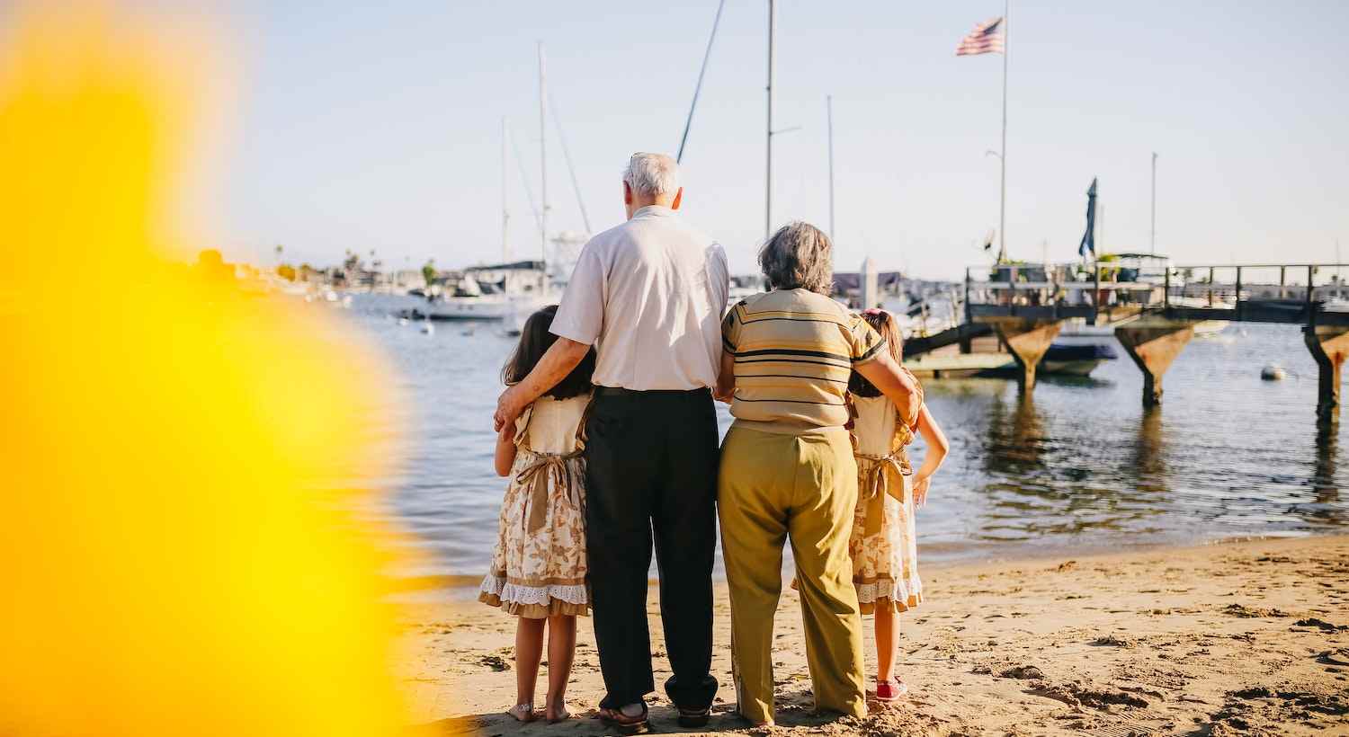 família com avós e netos em frente a praia representando Constelação Familiar e Espiritismo