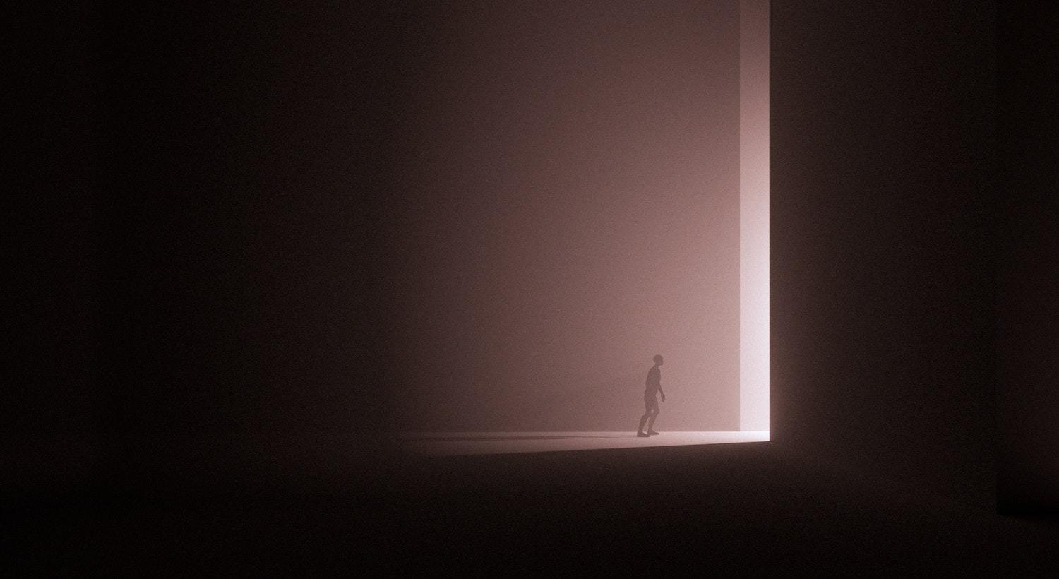 imagem de uma pessoa no escuro, se aproximando de uma porta, simbolizando Sonhar com Morte segundo a Bíblia