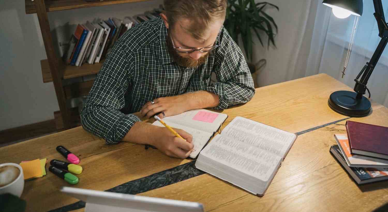jovem de barba fazendo anotações de Versículos para Jovens de Motivação