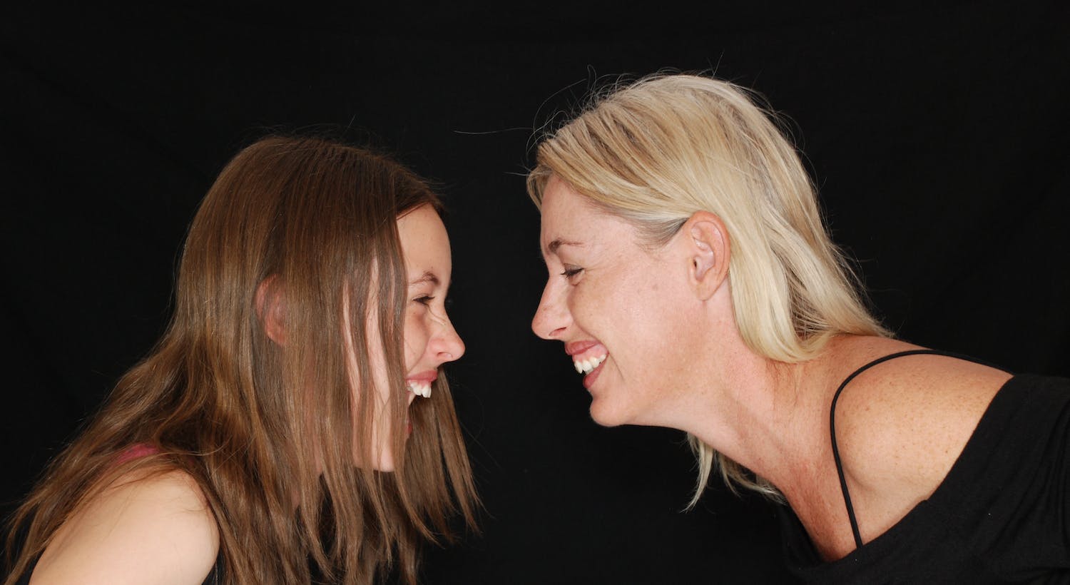 mulheres sorrindo e os benefícios do yoga do riso