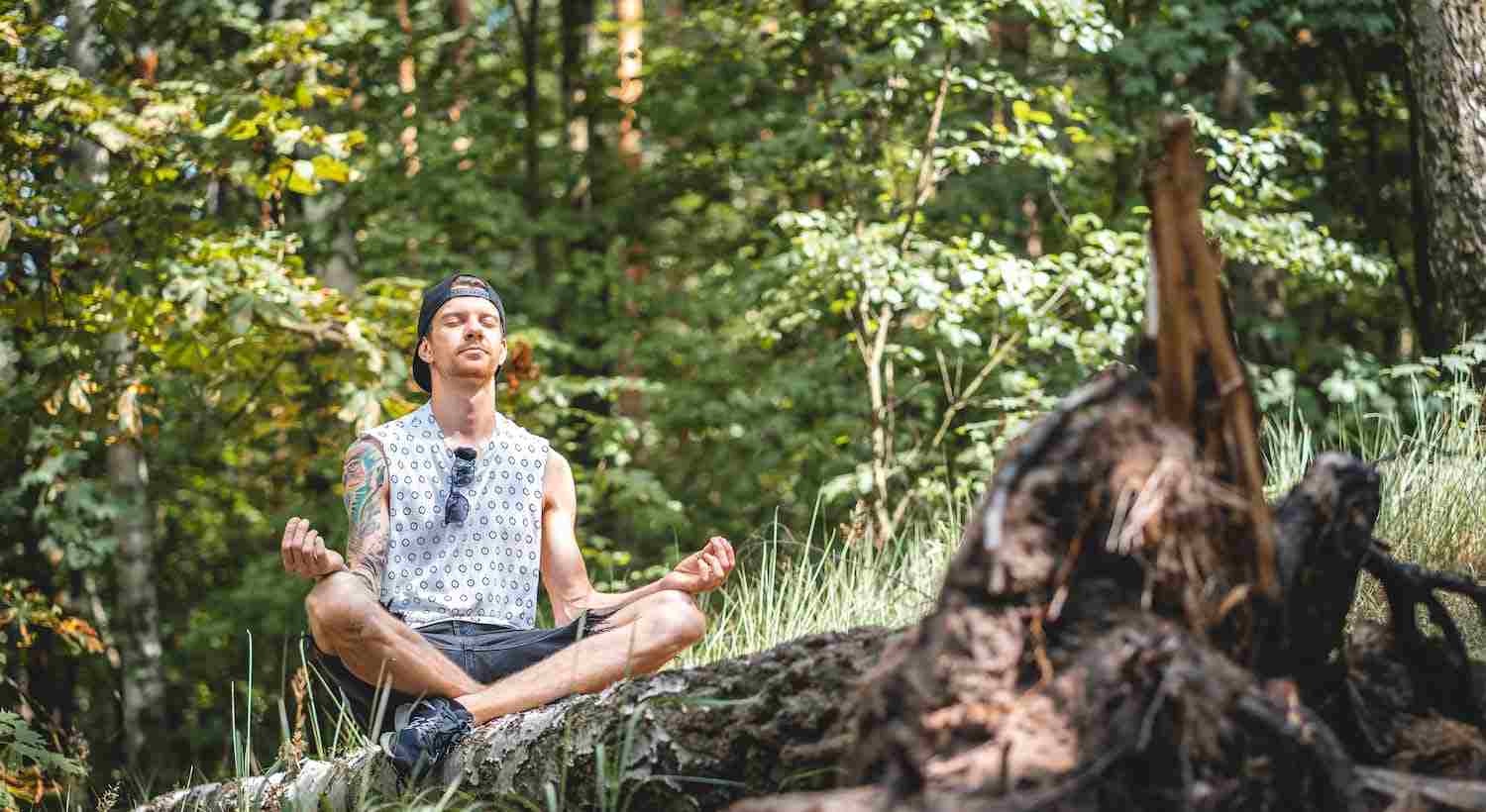 homem meditando na natureza sobre Como Se Conectar com a Espiritualidade