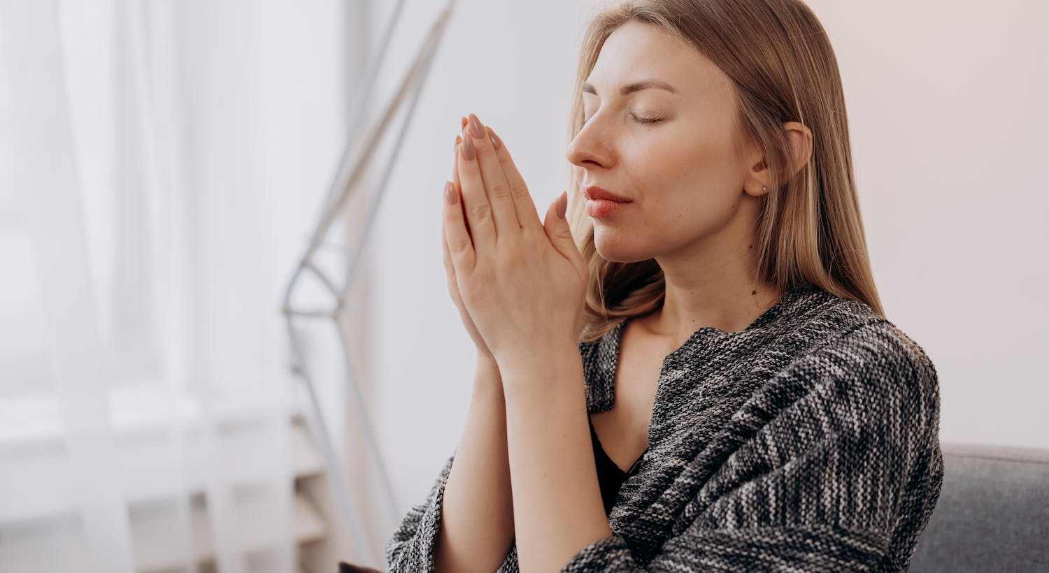 mulher meditando simbolizando como a Paz Interior é a Felicidade da Alma