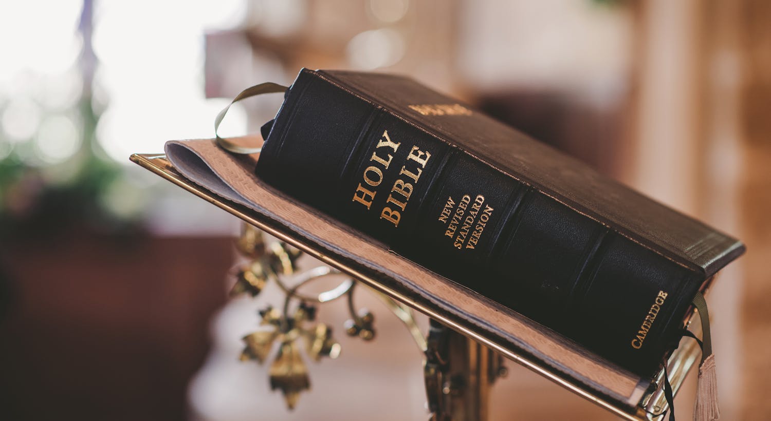 bíblia sagrada com os Versículos Sobre Confiar em Deus