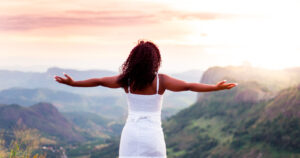 Pessoas que rejeitam a religião em que foram criadas geralmente possuem estas 8 características
